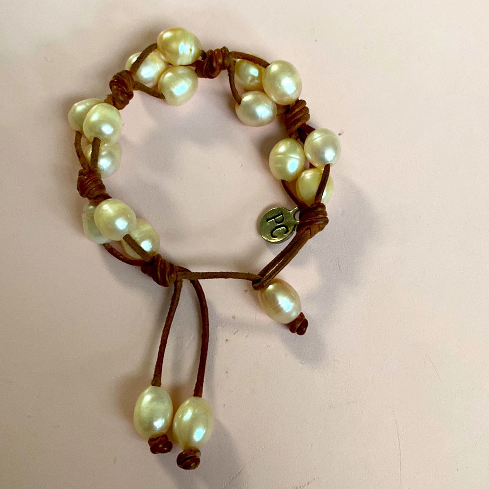 Pink pearl and leather bracelet